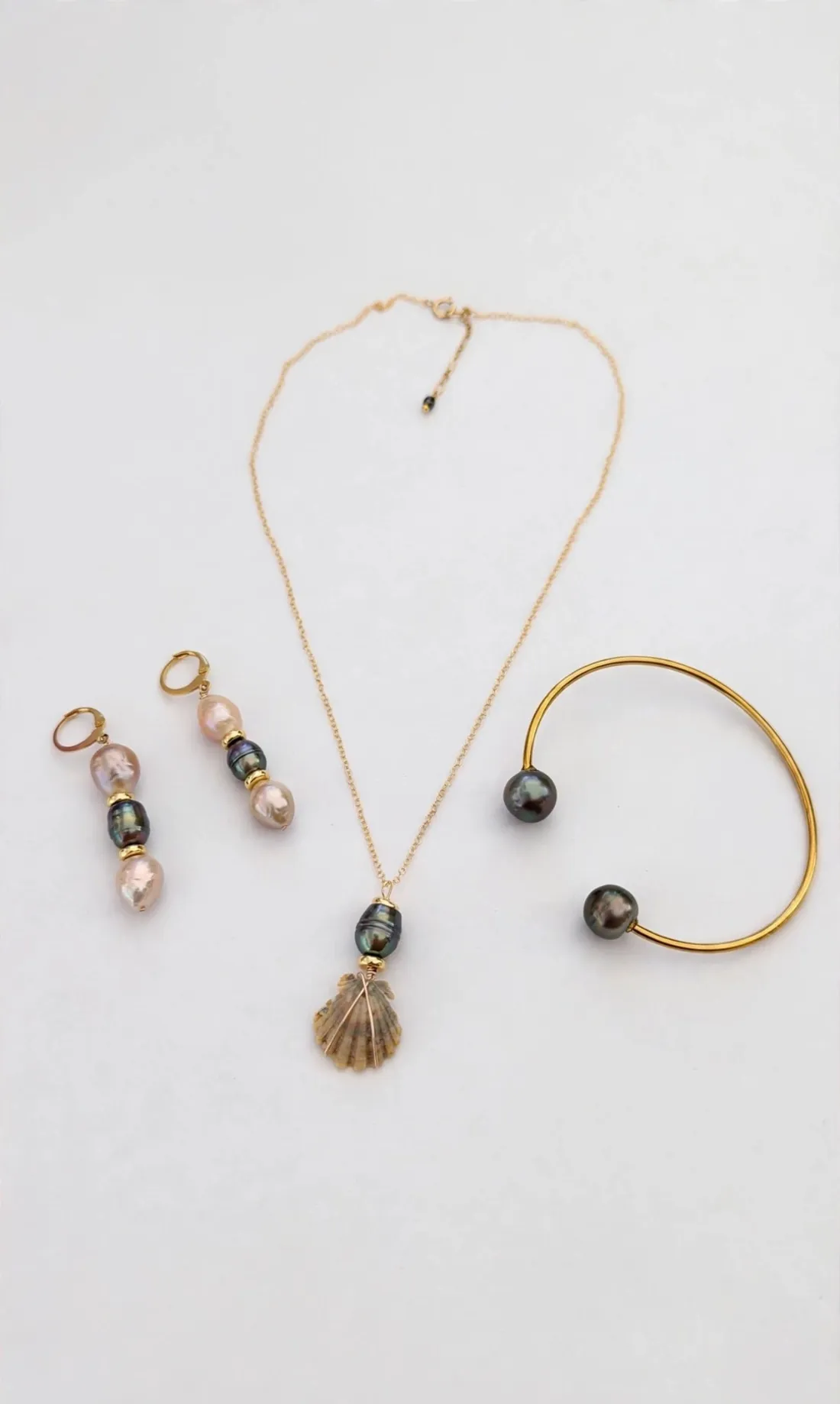 Tahitian pearl and shell earrings, necklace and bangle
